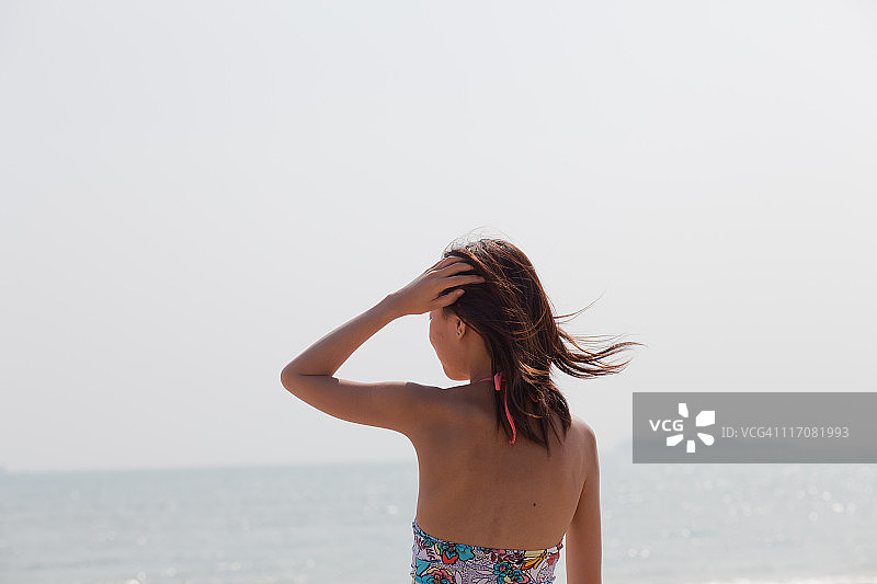 在海滩上眺望大海的女孩图片素材