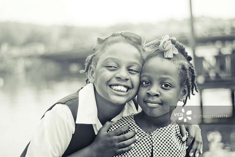 漂亮女孩；单色姐妹肖像图片素材