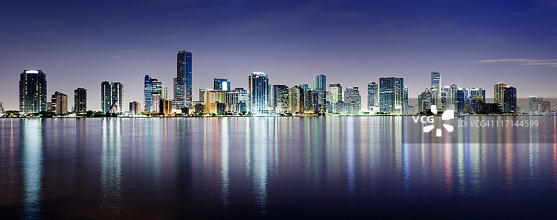 美国佛罗里达州迈阿密和布里克尔夜景天际线图片素材