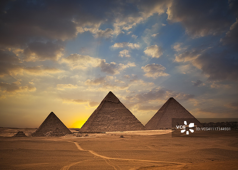 日落时分的吉萨金字塔图片素材