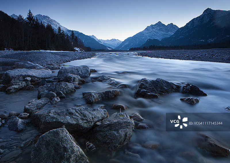 奥地利蒂罗尔福尔卡赫附近莱希河的黎明图片素材