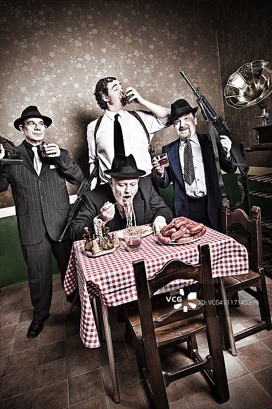 黑帮老大和儿子们图片素材