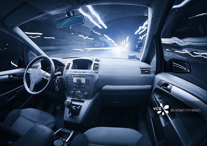 驶入车流中的快速幽灵车图片素材