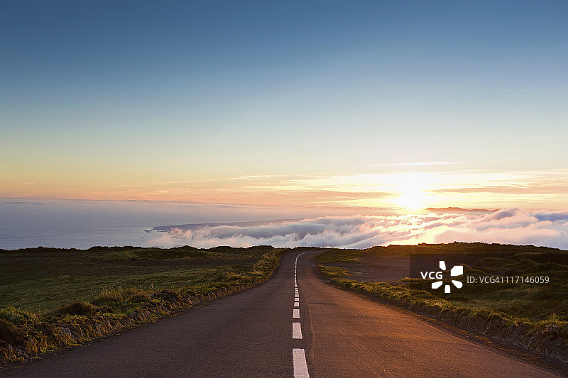 云端日落高速公路图片素材