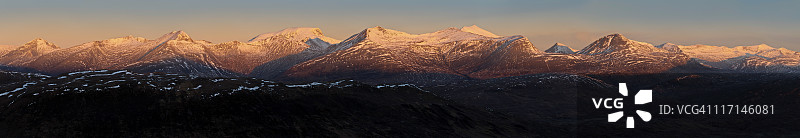 冬季日出时分，本·尼维斯山顶的雪景，苏格兰高地图片素材