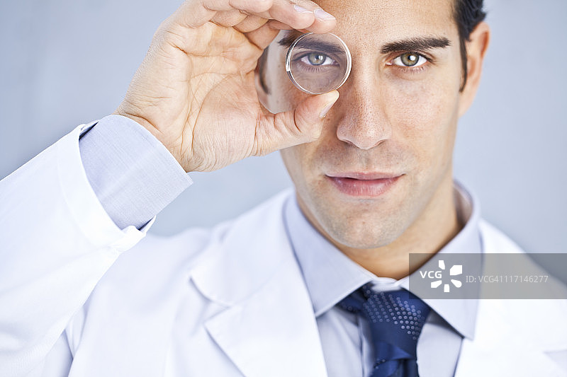 视力：验光师正在通过镜片观察图片素材