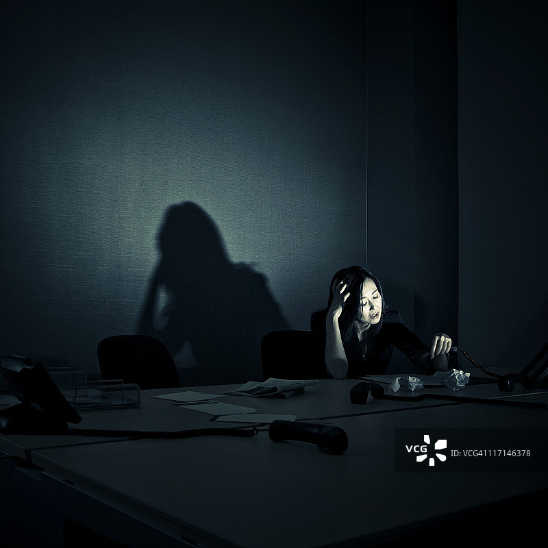 独自在办公室里有压力的职场女性图片素材