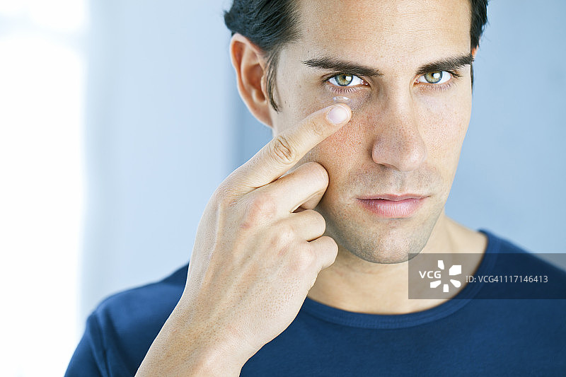 男子使用隐形眼镜图片素材