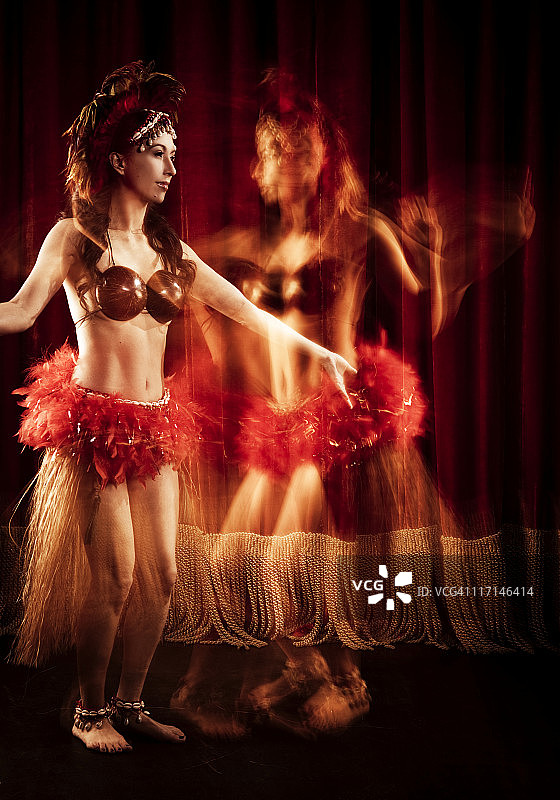 美丽的幽灵草裙舞舞者图片素材