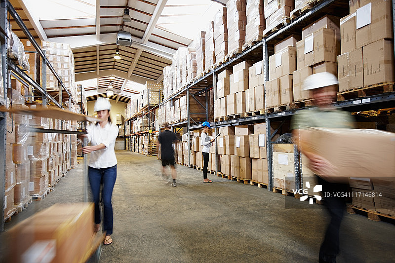 批发仓库内整理货物的工人们图片素材