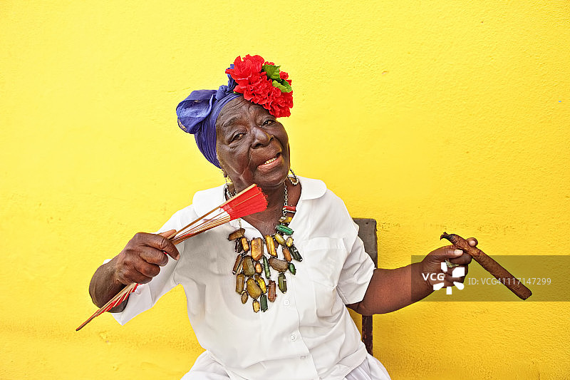 古巴哈瓦那的老妇人图片素材