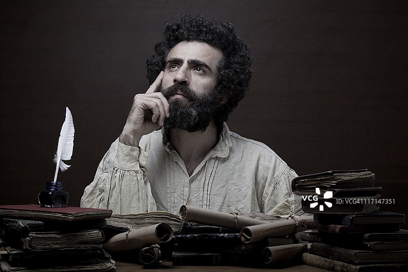 留着胡须的男人穿着中世纪服装，寻找灵感图片素材