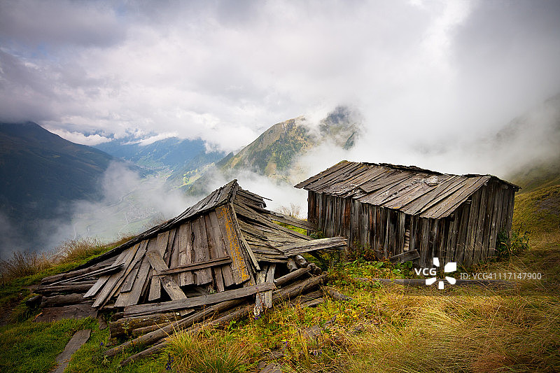 奥地利蒂罗尔州的阿尔卑斯小屋图片素材