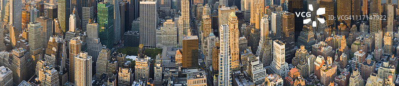 纽约曼哈顿金色城堡的日落全景，中城摩天大楼图片素材