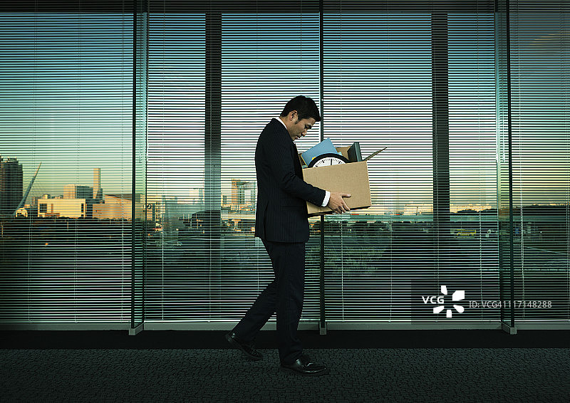 亚洲办公室工作人员因经济衰退而失业图片素材