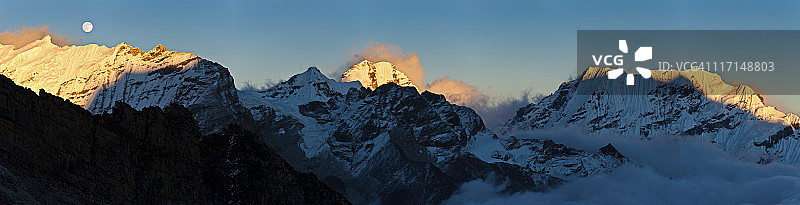 喜马拉雅尼泊尔山脉月落日出金色雪峰全景图片素材