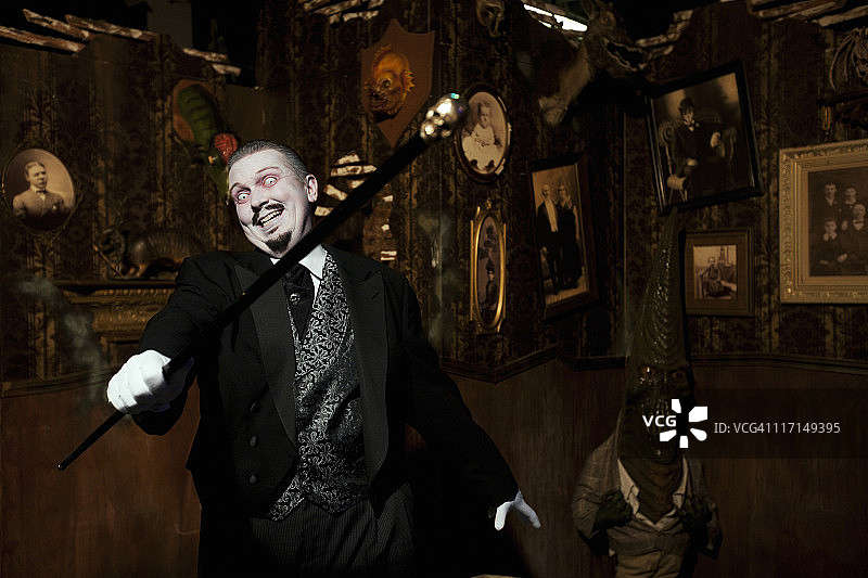 万圣节鬼屋里吓人的主持人，有文案空间图片素材