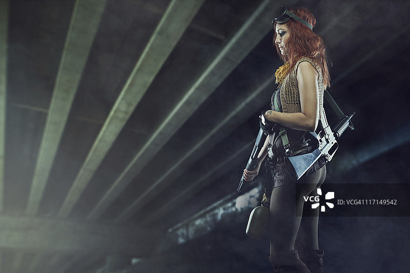 未来隧道中的末日女性图片素材