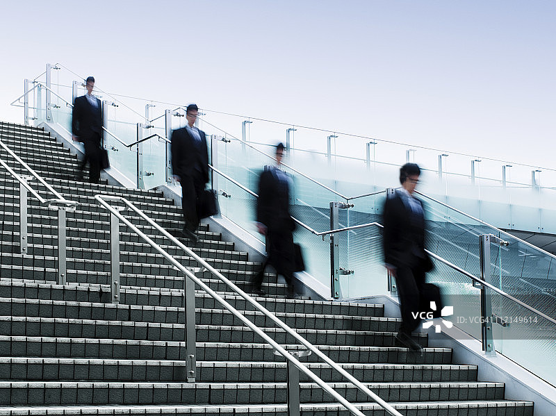 商人们走下楼梯图片素材