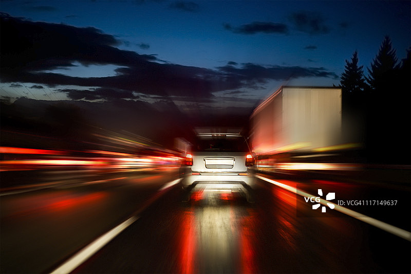 黄昏时分的公路，动态模糊效果图片素材