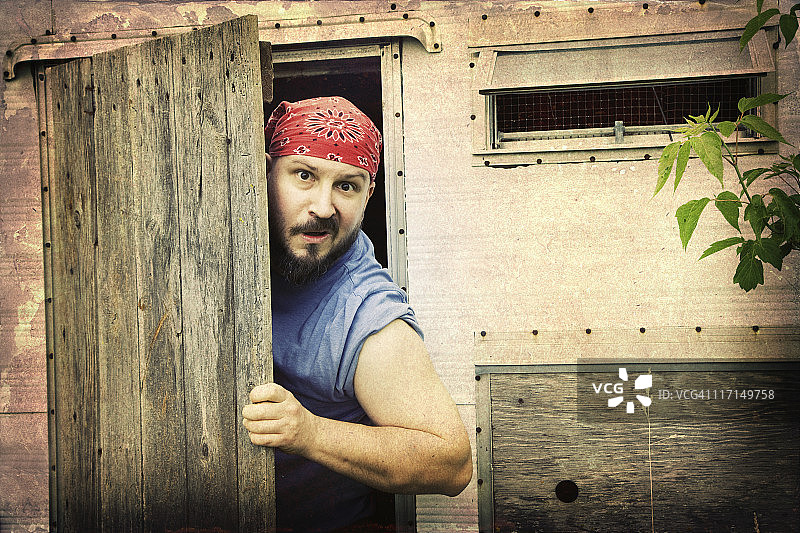 老式拖车中男人的复古风格图像图片素材