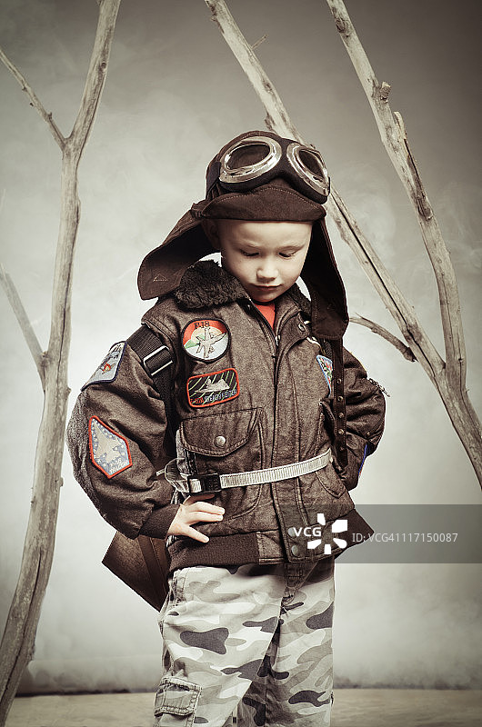 穿着飞行装备的儿童复古图像图片素材