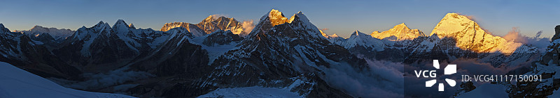 尼泊尔喜马拉雅山脉珠穆朗玛峰金色日落山峰全景图片素材