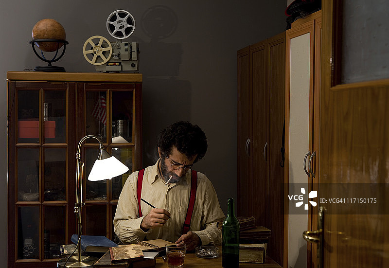 1930年代穿着吊带的作家与电影用具图片素材