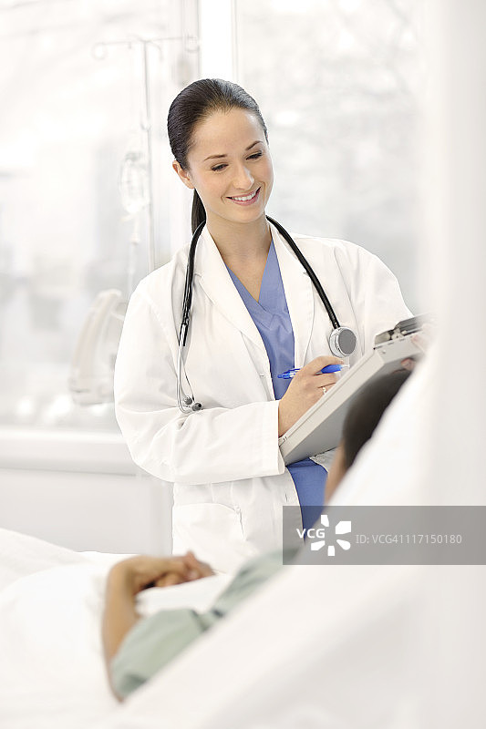 女医生对病人微笑图片素材