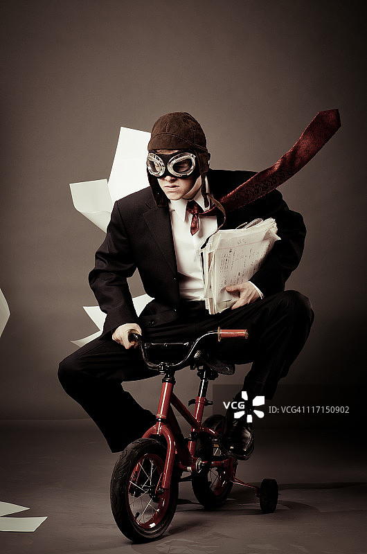 骑小自行车的年轻商人图片素材