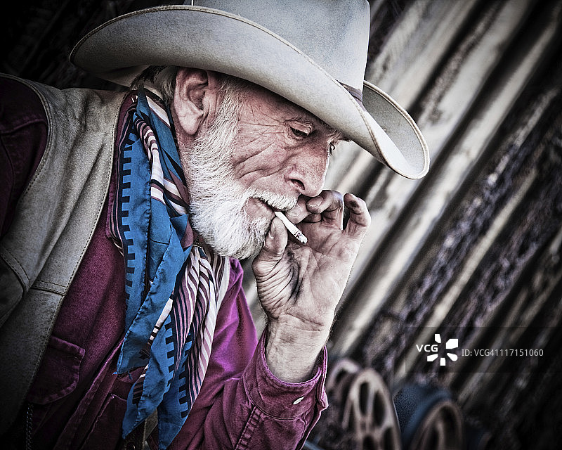 西南牛仔吸烟图片素材