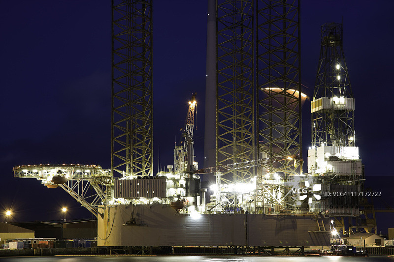 港口中的石油钻井平台图片素材