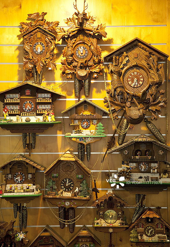 出售的墙上的瑞士钟表图片素材