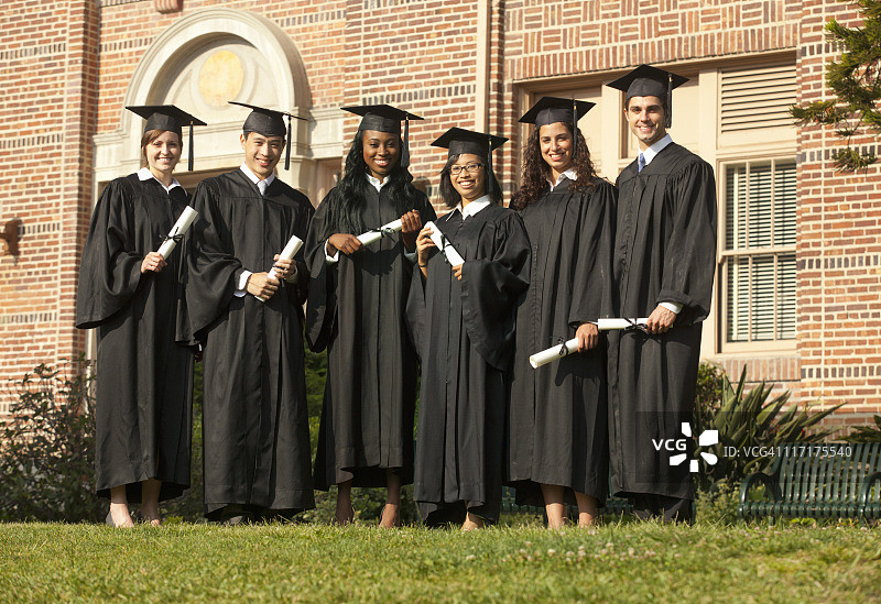 大学毕业生在校园外图片素材