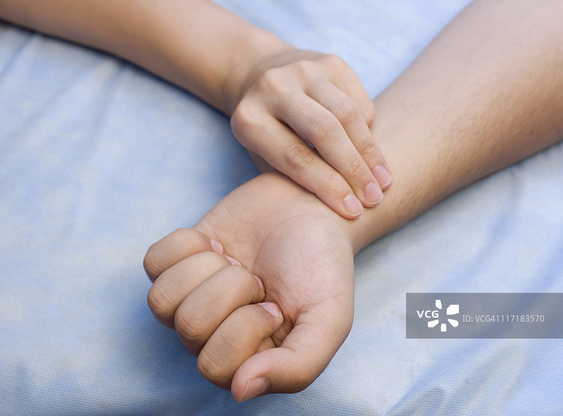 医生在为病人量脉搏图片素材