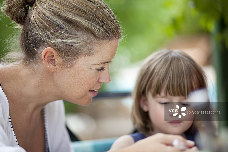 母亲教孩子图片素材