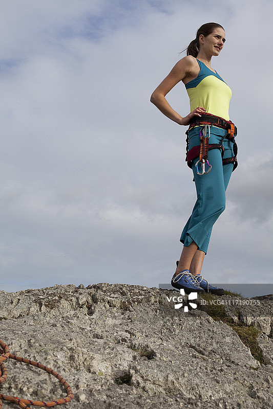 在岩石顶端的登山装备女人图片素材