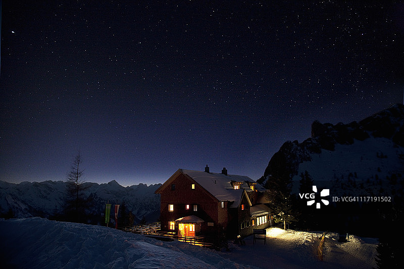 夜间山间小屋图片素材