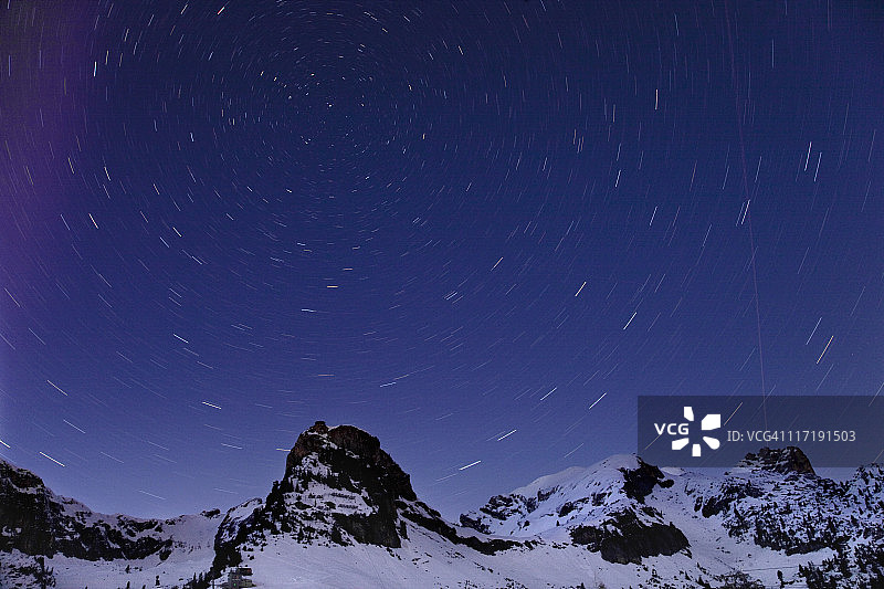 夜晚的山顶图片素材