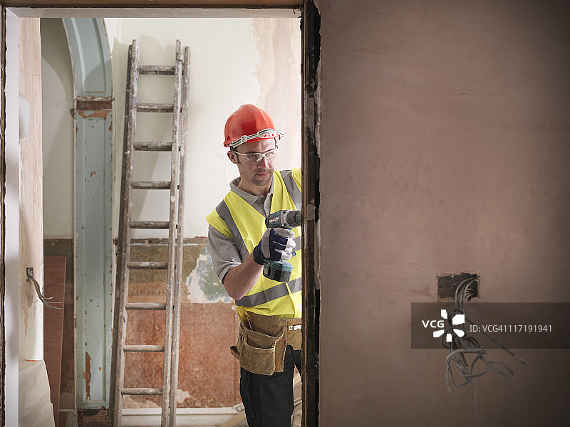 建筑工人安装门框图片素材