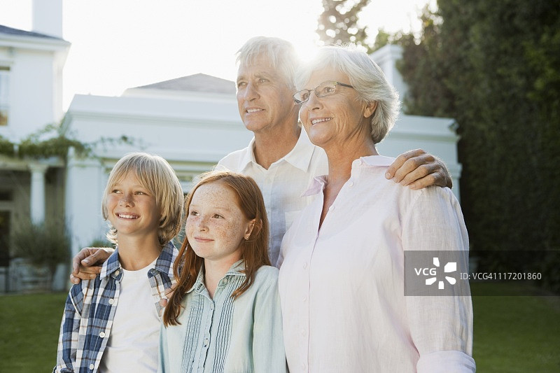 祖父母和孙辈（10-12岁）站在小屋外面图片素材