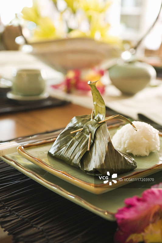 盘子里的糯米饭和香蕉叶图片素材