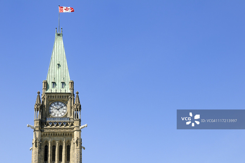 飘扬着加拿大国旗的和平塔图片素材