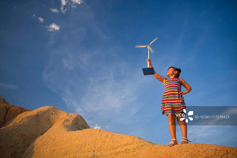 与风力涡轮机合影的女人图片素材