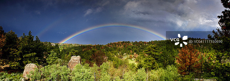 Vedauwoo州立公园上空的完整彩虹图片素材