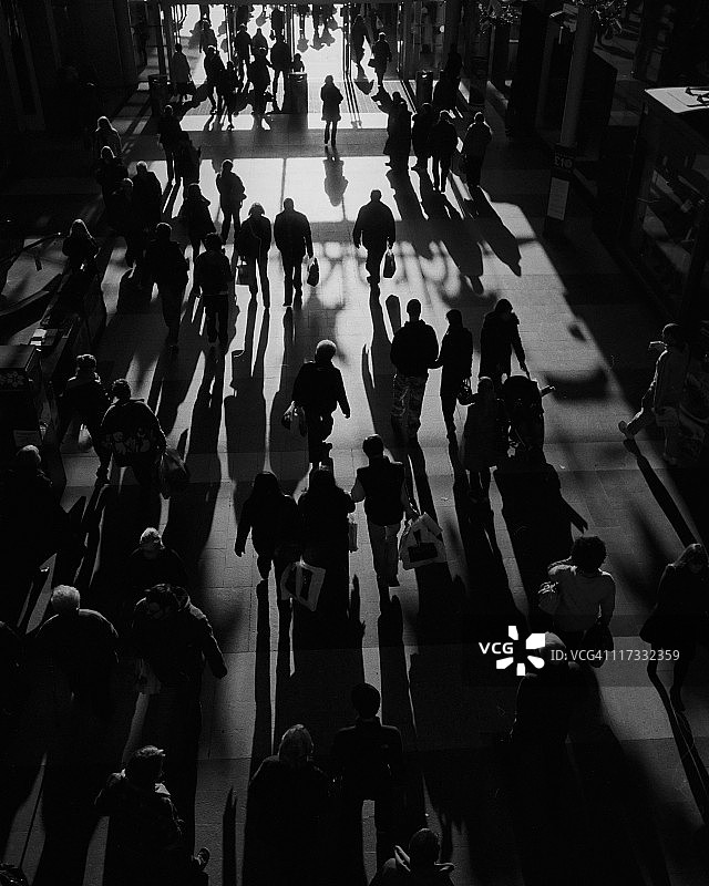 人群行走剪影图片素材