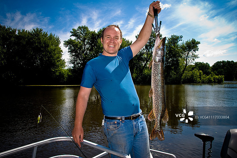 渔民手持鱼图片素材