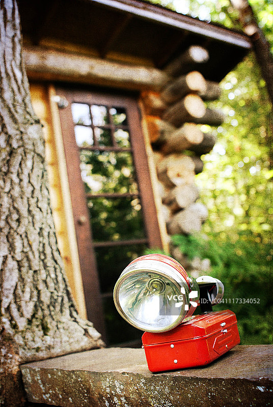 儿童红色露营灯图片素材