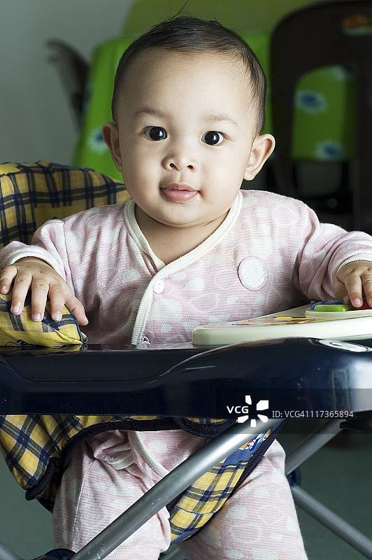 在学步车里的女婴图片素材