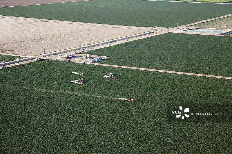 农用卡车收割航拍景观图片素材